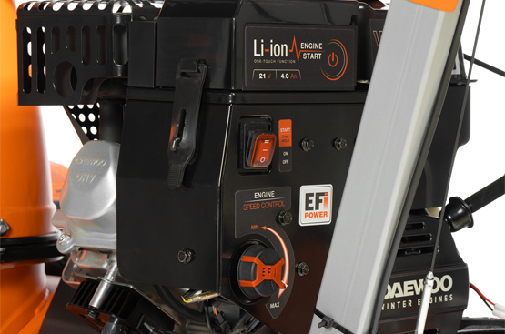 Инновационный двигатель WXE 300 EFI с системой непосредственного впрыска топлива разработан специально для снегоуборщиков. Обладает увеличенной до 25% мощностью и сниженным до 20% расходом топлива по сравнению с карбюраторными моделями.