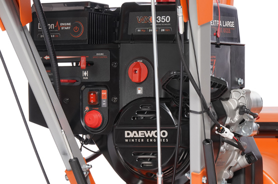 Уверенный запуск при отрицательных температурах. Повышенный моторный ресурс. Увеличенный глушитель и сниженный уровень шума. Вместительный топливный бак на 5,2 литра.