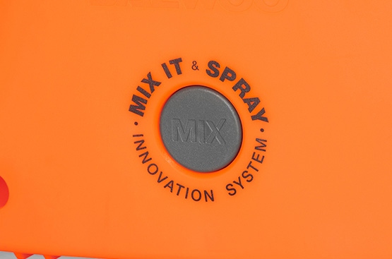 Раствор для распыления легко приготовить в самом баке опрыскивателя благодаря работе дополнительной помпы, которая создает водяной поток внутри бака и способствует эффективному растворению в воде пестицидов, гербицидов, удобрений или моющих средств.