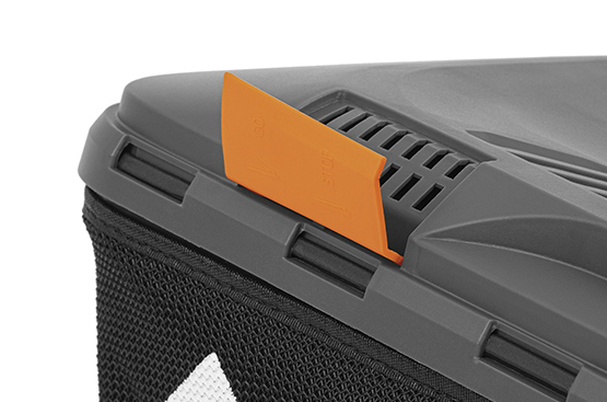 Удобно следить за наполнением травосборника не тратя лишнее время на остановку газонокосилки и проверку камеры.