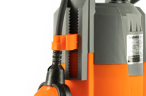 Высоту срабатывания поплавкового выключателя можно точно отрегулировать путем перемещения фиксатора кабеля на корпусе насоса.