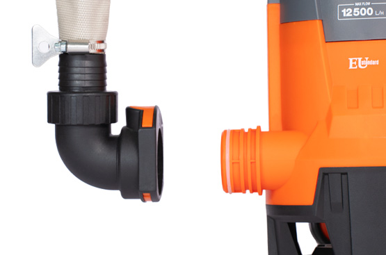 Насос имеет специальный быстрозажимной разъем, который позволяет оперативно и без лишних усилий присоединить патрубок со шлангом к насосу.