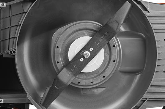 Нож специальной аэродинамической формы из высокопрочной стали с центральным ребром жесткости и увеличенными закрылками и режущими кромками, обеспечивающий высокую эффективность кошения и наполнения травосборника до 100%.